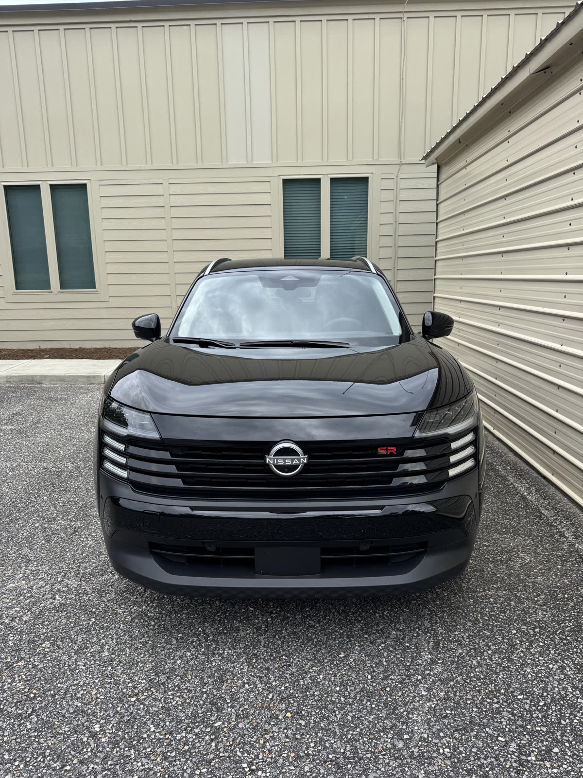 Kicks SR front fascia — Nissan badge and SR badge