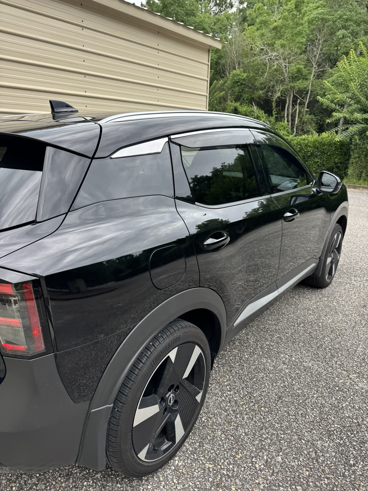 Kicks SR rear — SR badge and LED taillights