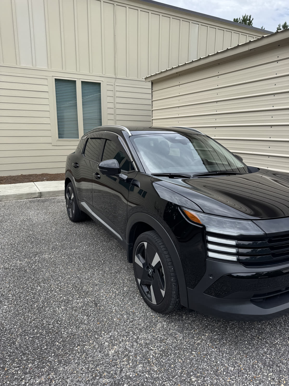 Kicks SR rear 3/4 view — profile and roofline