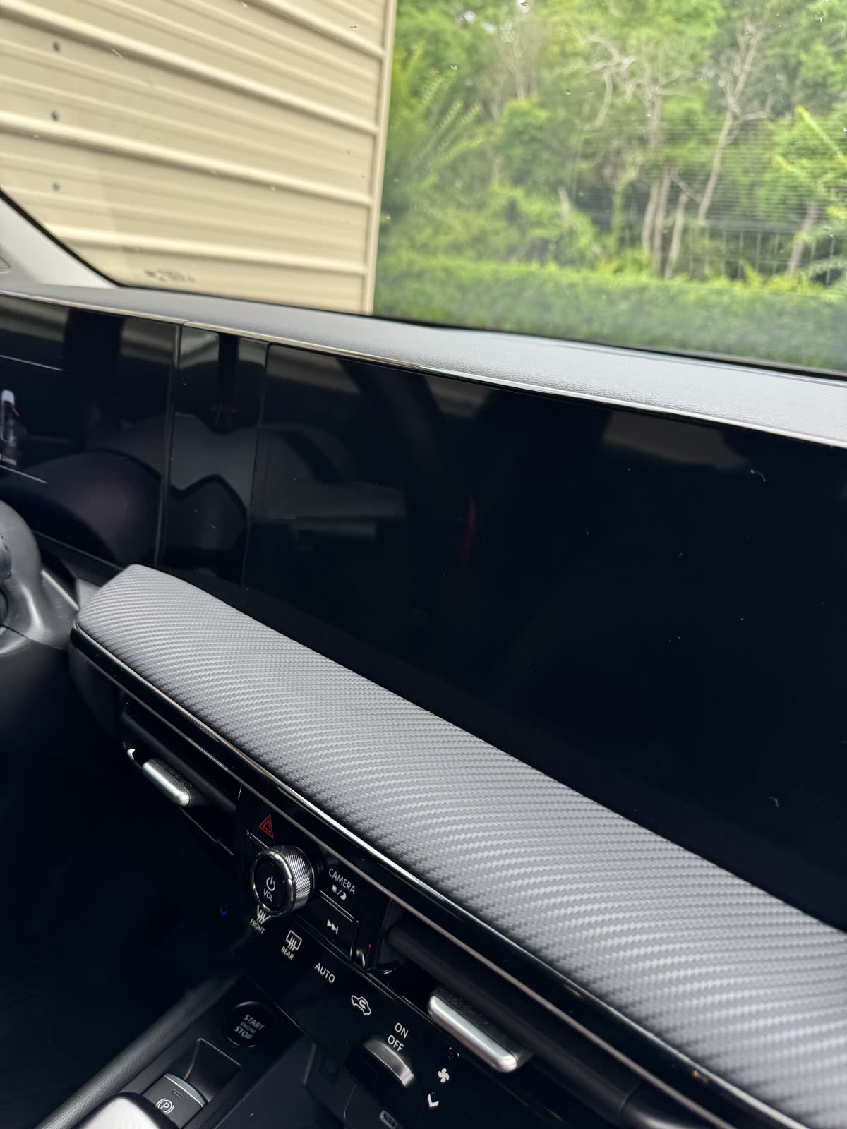 Kicks SR dashboard — large touchscreen and carbon-look trim