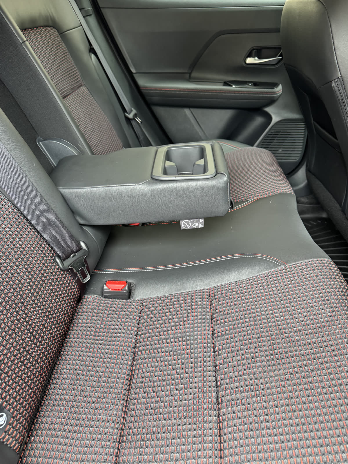 Kicks SR rear bench with center armrest